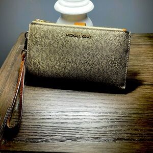 Used Michael Kors Large Double Zip Wallet
Wristlet Brown/Gold